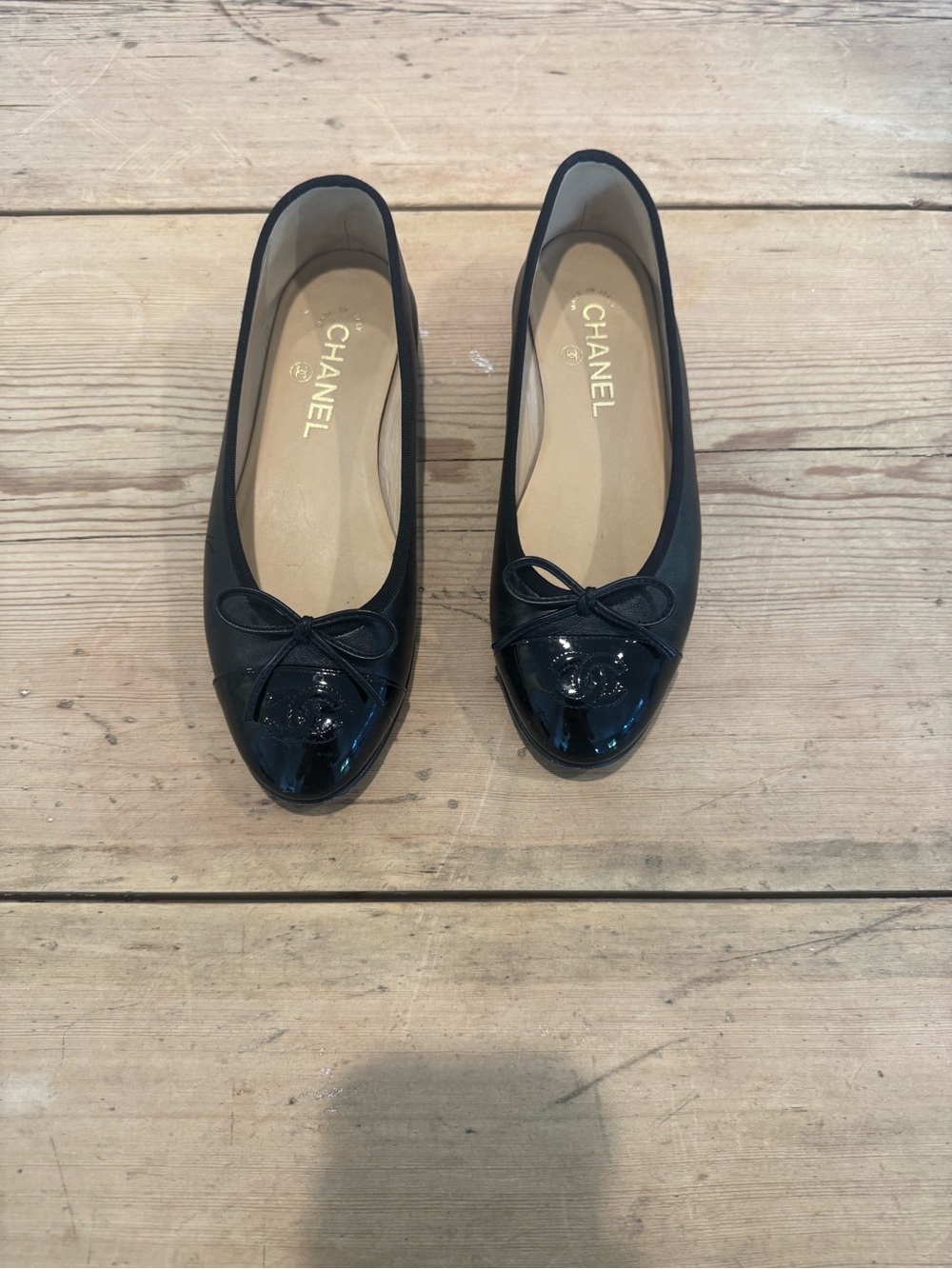 CHANEL Black leather with patent toe flat size 37.5
